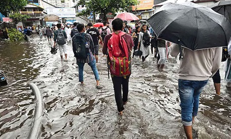 বৃষ্টিতে বিপর্যস্ত মহারাষ্ট্র, মুম্বাইয়ে রেড অ্যালার্ট