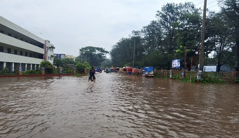 রেকর্ড বৃষ্টিতে ডুবল নোয়াখালী শহর, চরম দুর্ভোগে মানুষ 