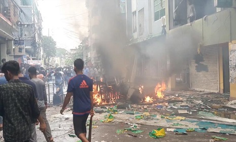 ঝালকাঠিতে আমির হোসেন আমুর বাসায় অগ্নিসংযোগ