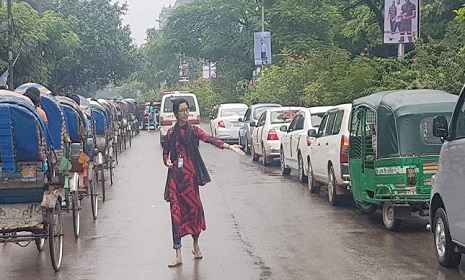 ‘পেশাদার ট্রাফিক পুলিশ সড়কে শৃঙ্খলা প্রতিষ্ঠায় ব্যর্থ’