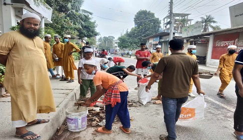 মাদারীপুরে রাস্তা পরিস্কারের কাজ করছে স্কুল-কলেজের শিক্ষার্থীরা