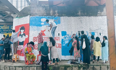 বিবর্ণ অতীত মুছে দেয়ালে দেয়ালে ‘স্বপ্নলিপি’ আঁকছেন ভৈরবের শিক্ষার্থীরা