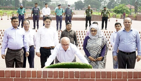 জাতীয় স্মৃতিসৌধে মুক্তিযুদ্ধবিষয়ক উপদেষ্টার শ্রদ্ধা