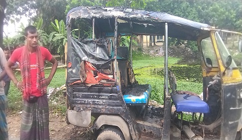 রাজবাড়ীতে অটোস্ট্যান্ড বিরোধে মারধর, মাহেন্দ্র পুড়িয়ে দেওয়ার অভিযোগ