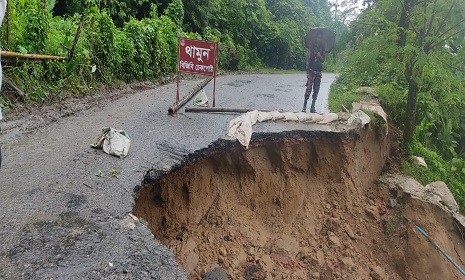 অতিবর্ষণে কাপ্তাইয়ের বড়ইছড়ি-ঘাগড়া সড়ক ধ্বস, যান চলাচল বন্ধ