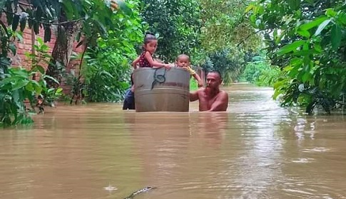 পানিবন্দি লক্ষাধিক মানুষ, একজনের মরদেহ উদ্ধার