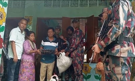 কাপ্তাইয়ে ভারী বর্ষণ ও পাহাড় ধসে ক্ষতিগ্রস্তদের পাশে ৪১ বিজিবি 