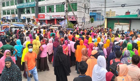 আশুলিয়ায় বন্ধ কারখানা খুলে দেওয়ার দাবিতে শ্রমিকদের বিক্ষোভ