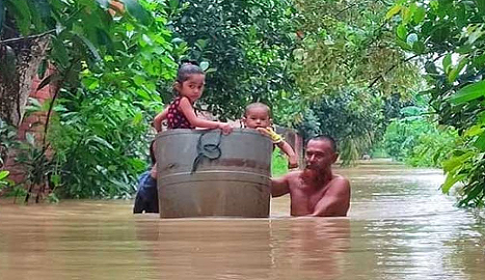 আসুন, সবাই বন্যার্তদের পাশে দাঁড়াই 