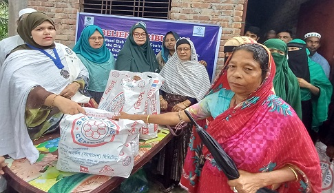 চাঁদপুরে বন্যার্তদের পাশে ইনার হুইল ডিস্ট্রিক্টের বিভিন্ন ক্লাব