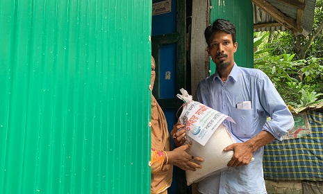 সুবর্ণচরে বন্যার্তদের মাঝে সহায়ক ফাউন্ডেশন কুষ্টিয়া'র খাদ্য বিতরণ