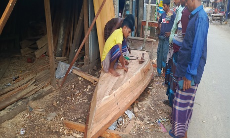 বর্ষার মৌসুমে ডিঙ্গি নৌকা তৈরিতে ব্যস্ত সালথার কারিগররা