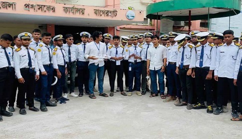 বাগেরহাটে সিডিসি প্রদানের দাবিতে মেরিন শিক্ষার্থীদের অবস্থান