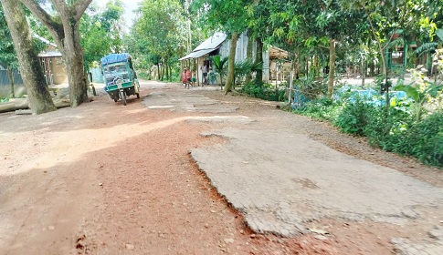 বেহাল সড়কে সীমাহীন দুর্ভোগ