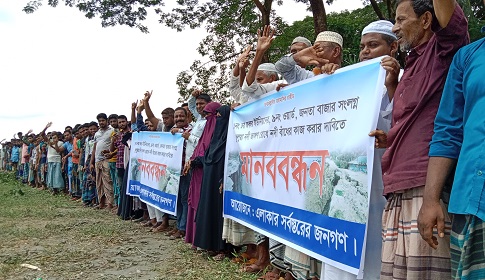 সুবর্ণচরে ভুলুয়া নদীর ভাঙনে নিঃস্ব শতশত পরিবার, বাঁধের দাবিতে মানববন্ধন