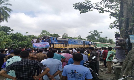 রাজারহাটে রেল স্টেশনে যাত্রী বিরতির দাবিতে কুড়িগ্রাম এক্সপ্রেস ট্রেন অবরোধ