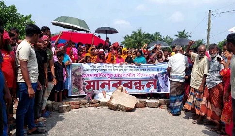 পদ্মার ভাঙন ঠেকানোর দাবিতে কুষ্টিয়ায় মহাসড়ক অবরোধ করে বিক্ষোভ