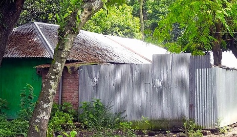 পরের ধনে দখলদারদের ‘পোদ্দারি’