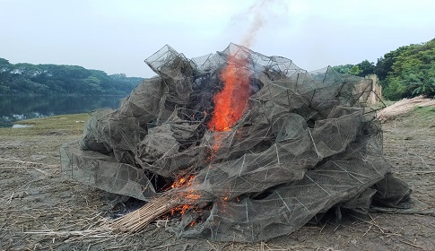 শৈলকুপায় ভ্রাম্যমান অভিযান: অবৈধ চায়না দুয়ারি জাল ধ্বংস