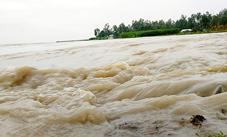 উজানের ঢল ও টানা বৃষ্টিতে বাড়ছে তিস্তার পানি