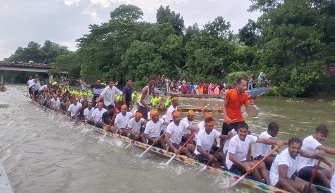 গোপালগঞ্জের কাশিয়ানীতে শতবর্ষের ঐতিহ্যবাহী নৌকা বাইচ প্রতিযোগিতা