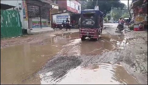 রাজবাড়ী পৌরসভার ৬৮ কিলোমিটার সড়ক বেহাল, ভোগান্তির অন্ত নেই