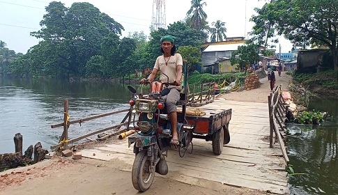 ব্রীজ ভেঙে উধাও ঠিকাদার