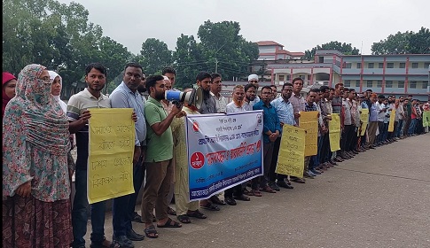 ১০ম গ্রেড বাস্তবায়নের দাবিতে ফরিদপুরে প্রাথমিক সহকারি শিক্ষকদের মানববন্ধন