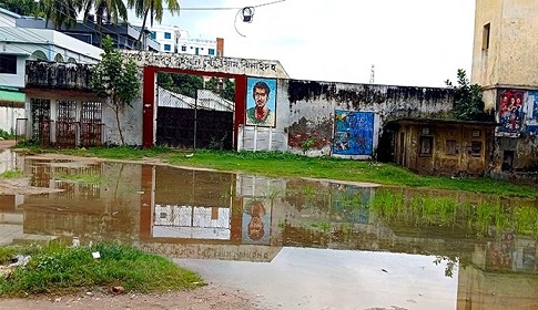 পদ দখলের কামড়া-কামড়িতে ধ্বংস ক্রীড়াঙ্গন