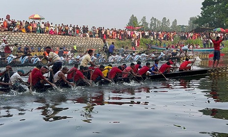 গোপালগঞ্জে ঐতিহ্যবাহী নৌকা বাইচ প্রতিযোগিতা অনুষ্ঠিত