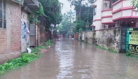 জলাবদ্ধতায় থমকে গেছে টাঙ্গাইলের নাগরিক জীবন 