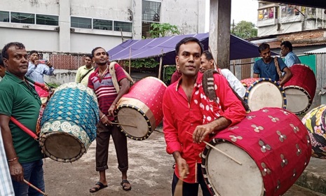 কটিয়াদীতে শুরু হয়েছে ঐতিহ্যবাহী ঢাকের হাট