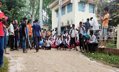 ঈশ্বরদীতে কাবাডি ফাইনাল খেলা নিয়ে ২ স্কুলের শিক্ষার্থীদের সংঘর্ষ ইউএনওসহ আহত ৮, আটক ২