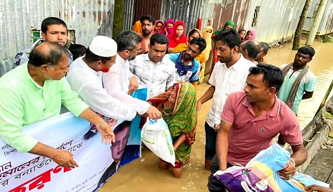 ফুলপুরে বন্যার্তদের মাঝে বিএনপির ত্রাণ সামগ্রী বিতরণ