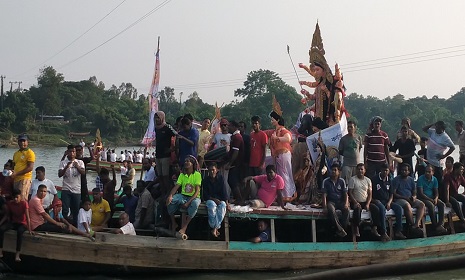 প্রতিমা বিসর্জনের মধ্য দিয়ে শেষ হলো দুর্গোৎসব