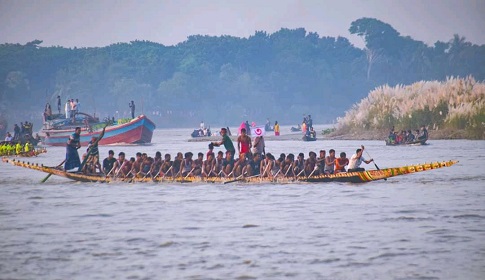 মহম্মদপুরে ঝামা মধুমতি নদীতে নৌকা বাইচ অনুষ্ঠিত 