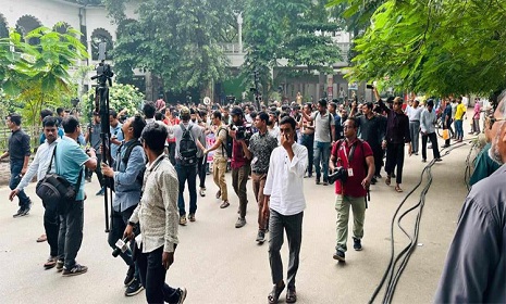 হাইকোর্ট ঘেরাও করলেন শিক্ষার্থীরা