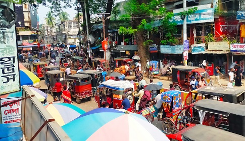 ইজিবাইক জটে ‘স্থবির’ শহর