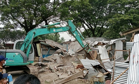 বোয়ালমারীতে রেলওয়ের অবৈধ দখলদার উচ্ছেদ