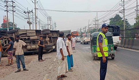 সোনারগাঁয়ে সেন্টমার্টিনের ধাক্কায় যাত্রীবাহী বাস উল্টে আহত ১৫ 