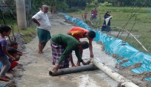 কুড়িগ্রামে স্বেচ্ছাশ্রমে বাঁধ নির্মাণ করছেন গ্রামবাসী