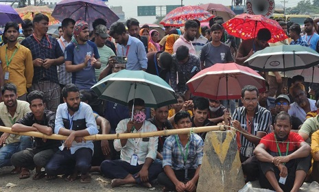 আশুলিয়ায় শ্রমিকদের মহাসড়ক অবরোধ, আটকে পড়েছে যানবাহন