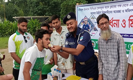 ফেসবুকে দাওয়াত দিয়ে শিক্ষার্থীদের মিষ্টিমুখ করালেন পুলিশ কর্মকর্তা