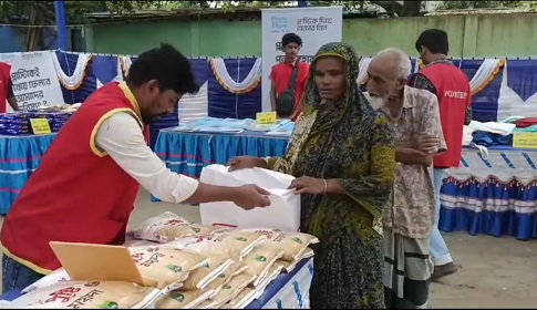 কুড়ানো প্লাস্টিকের বিনিময়ে ‘নিত্যপণ্য’ দিচ্ছে বিদ্যানন্দ