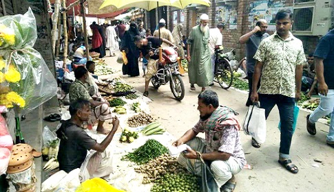 ঈশ্বরদীতে কাঁচা বাজারের উত্তাপে পুড়ছে নিন্মবিত্ত ও শ্রমজীবি মানুষ