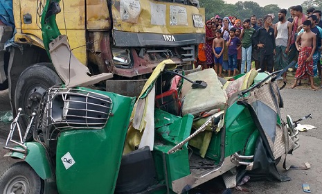 নরসিংদীতে ট্রাকচাপায় সিএনজির ৬ যাত্রী নিহত