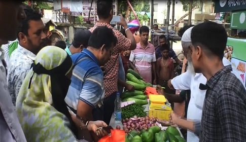 সাতক্ষীরায় বিনা লাভের দোকান, কম দামে পেয়ে খুশি ক্রেতা