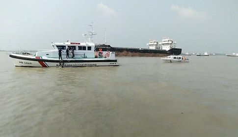 মোংলা বন্দর এক জাহাজের ধাক্কায় অপর জাহাজ ক্ষতিগ্রস্ত, নিখোঁজ জেলের সন্ধানে অভিযান