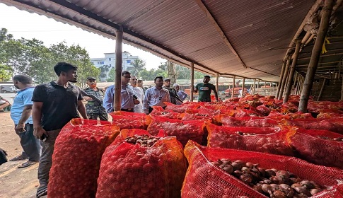 নগরকান্দায় পেঁয়াজের আড়তে ভোক্তা অধিকারের অভিযান 