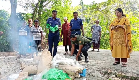 মাগুরার শ্রীপুরে নিষিদ্ধ পলিথিনের বিরুদ্ধে অভিযান 